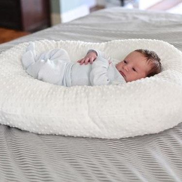 Съвети за избор на бебешки дрехи и аксесоари преди раждане