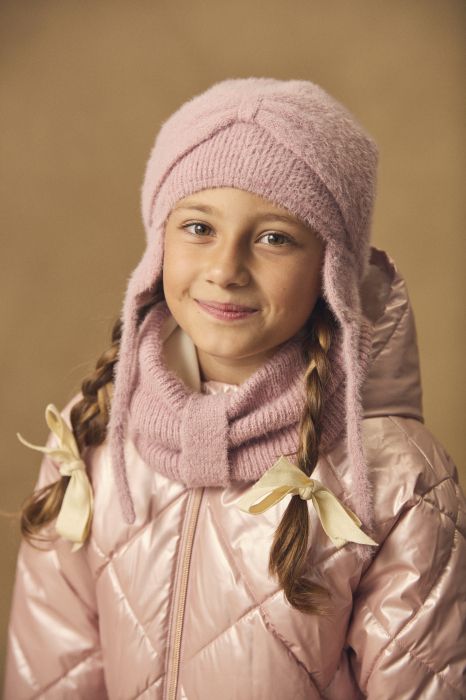 ПЛЕТЕНА ШАПКА С ДЕКОРАТИВНА ПАНДЕЛКА ЗА МОМИЧЕ