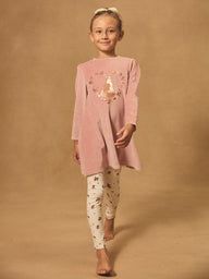 Розова кадифена пижама с принт за момичета
