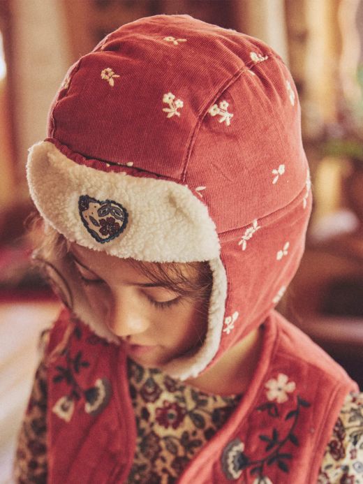 Червена кадифена шапка с цветна бродерия за момичета