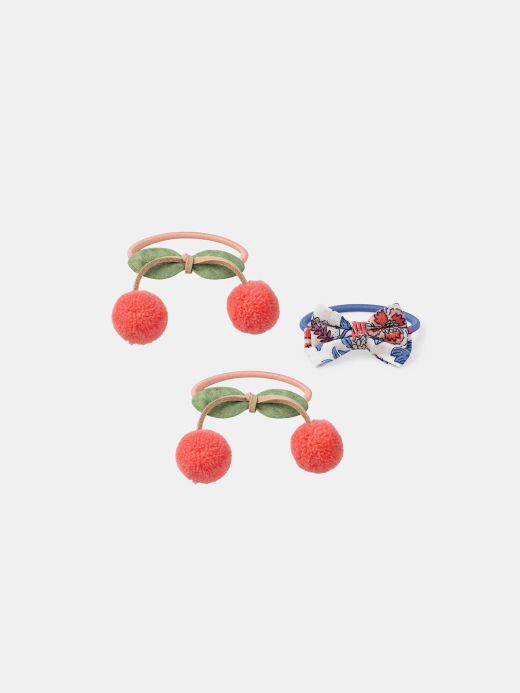 КОМПЛЕКТ ОТ 3 ЛАСТИКА С ПАНДЕЛКА И ПОМПОНИ „ЯГОДКИ“ ЗА МОМИЧЕ