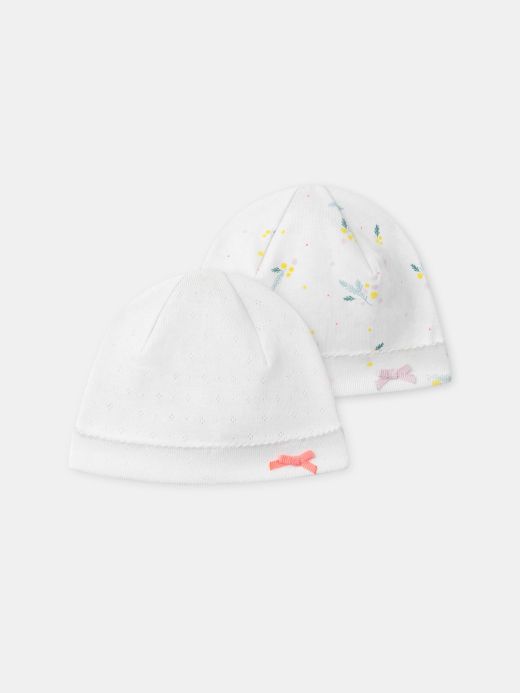 КОМПЛЕКТ ОТ 2 БЕБЕШКИ ШАПКИ – ЕДНОЦВЕТНА И С ПРИНТ ЛИСТА ЗА НОВОРОДЕНО МОМИЧЕ