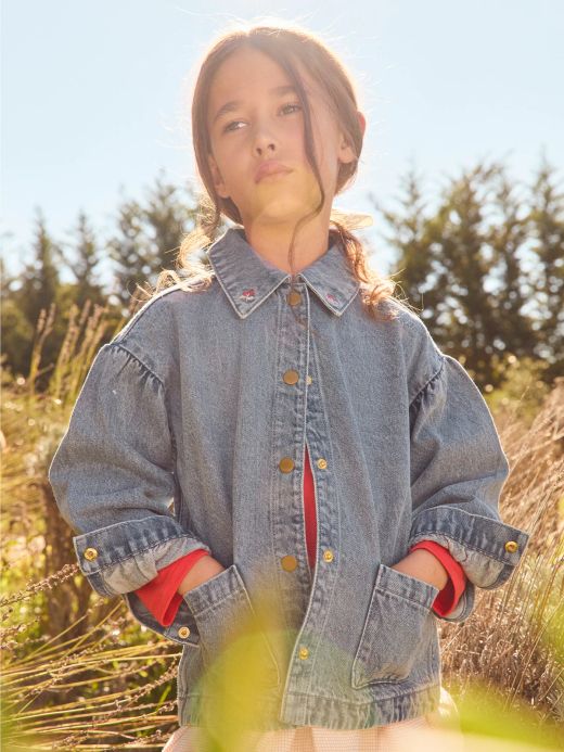 ДЪНКОВО ЯКЕ С БРОДЕРИЯ „M“ ЗА МОМИЧЕ