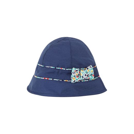 Синя шапка с връзки и флорална панделка за бебе момиче LOUISE