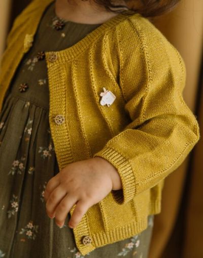 Елегантна плетена жилетка в цвят горчица DACORINE 