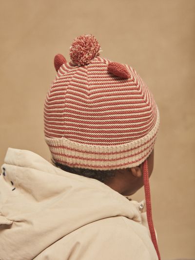 Плетена шапка с десен и мотив GIAXEL 
