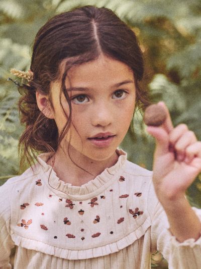 БЛУЗА С ЕЛЕГАНТНА БРОДЕРИЯ ЗА МОМИЧЕ