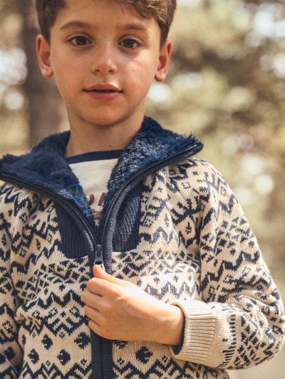ЖАКАРДОВА ЖИЛЕТКА ЗА МОМЧЕ
