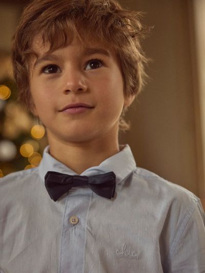 Светлосиня коледна риза с папионка