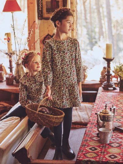 Кадифена рокля с флорален принт за момиче