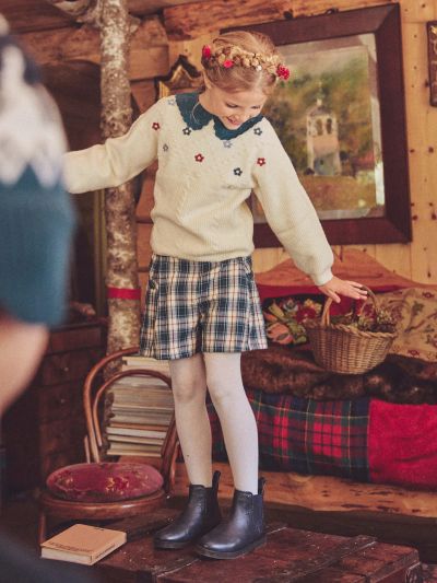 Екрю пуловер с цветна бродерия за момиче