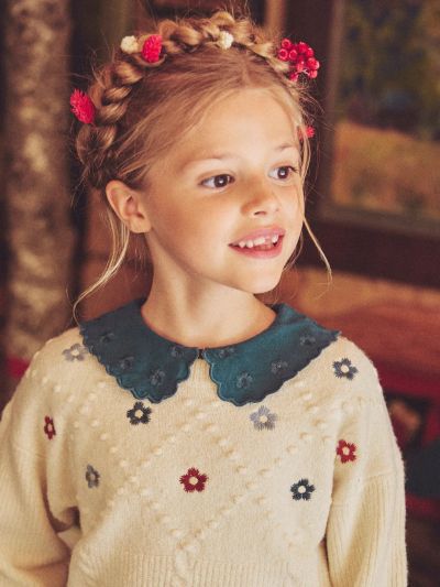 Екрю пуловер с цветна бродерия за момиче
