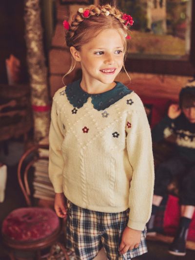 Екрю пуловер с цветна бродерия за момиче