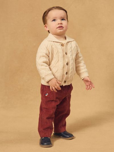 Екрю плетена жилетка за бебе момче
