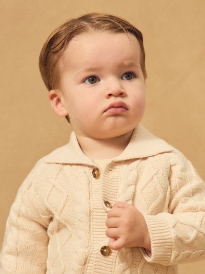 Екрю плетена жилетка за бебе момче