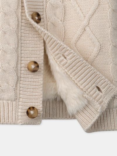 Екрю плетена жилетка за бебе момче