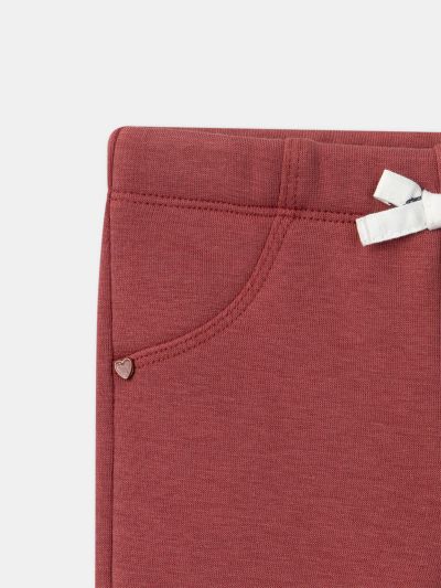 Червен клин за бебе момиче