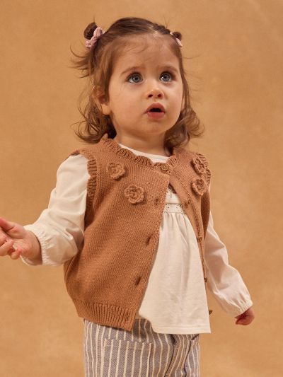 Кафяв елек за бебе момиче