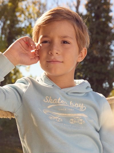 СИН СУИТШЪРТ С КАЧУЛКА ЗА МОМЧЕ