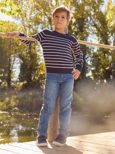 Тъмносин двулицев пуловер за момче – едноцветен или с бели райета