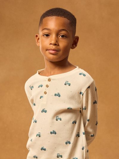 ЕКРЮ ПИЖАМА С ПРИНТ НА ТРАКТОРИ ЗА МОМЧЕ