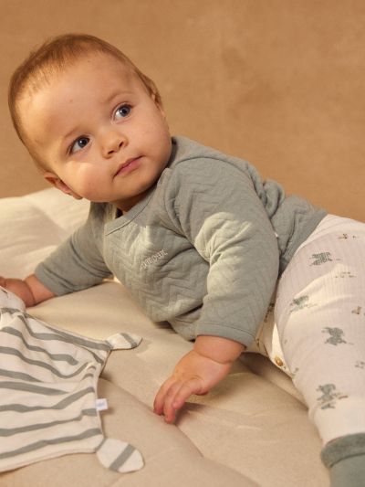 БЕБЕШКИ КОМПЛЕКТ ЗА НОВОРОДЕНО МОМЧЕ – СИНЬО-СИВА БЛУЗА, ПАНТАЛОН И ЧОРАПИ