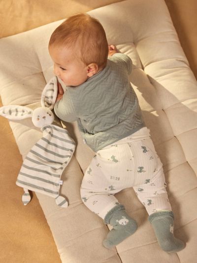 БЕБЕШКИ КОМПЛЕКТ ЗА НОВОРОДЕНО МОМЧЕ – СИНЬО-СИВА БЛУЗА, ПАНТАЛОН И ЧОРАПИ