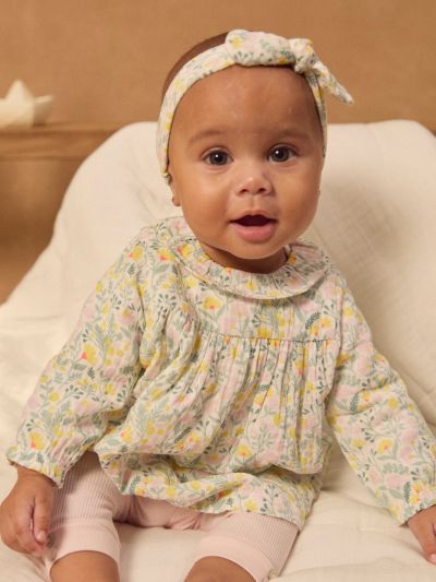 КОМПЛЕКТ РОКЛЯ С ФЛОРАЛЕН ПРИНТ + РОЗОВ КЛИН + ЛЕНТА ЗА ГЛАВА ЗА НОВОРОДЕНО МОМИЧЕ