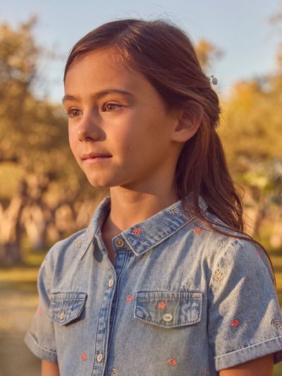 ДЪНКОВА РОКЛЯ-РИЗА С ФЛОРАЛНА БРОДЕРИЯ ЗА МОМИЧЕ