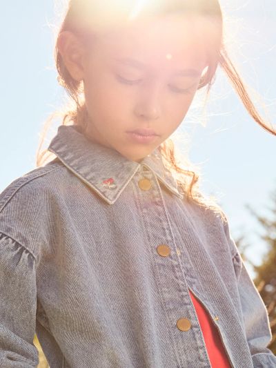 ДЪНКОВО ЯКЕ С БРОДЕРИЯ „M“ ЗА МОМИЧЕ