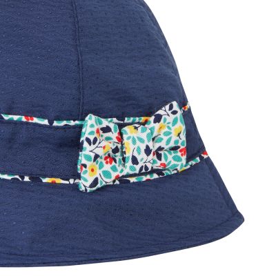 Синя шапка с връзки и флорална панделка за бебе момиче LOUISE